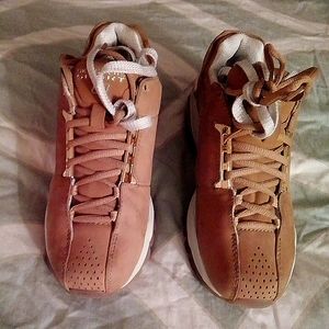 Skechers sport sneakers tan with extra white laces